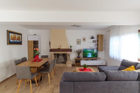 Living room, Dining area