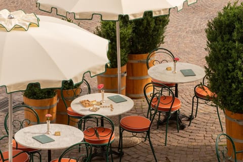 Property building, Restaurant/places to eat, Balcony/Terrace, Food and drinks, Food, Lunch, Dinner