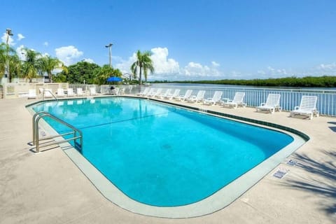 Sea Breeze, Studio 510, Beach steps away!+pool+WiFi Condo in Ruskin