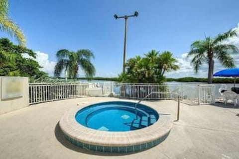 Sea Breeze, Studio 510, Beach steps away!+pool+WiFi Condo in Ruskin