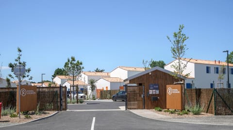 Property building, Facade/entrance, Day, Neighbourhood, Street view, Parking