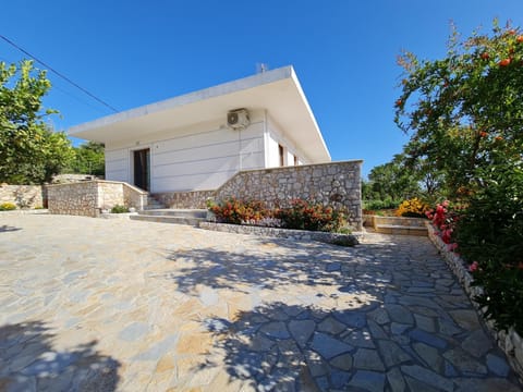 Property building, Facade/entrance, Garden