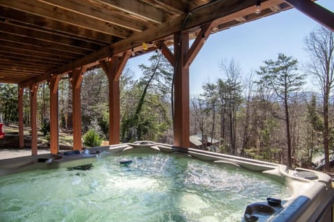 Little Pigeon Cabin - A cozy getaway with hot tub Haus in Pigeon Forge