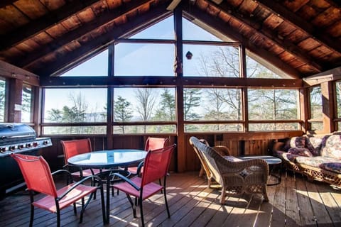 Little Pigeon Cabin - A cozy getaway with hot tub Casa in Pigeon Forge