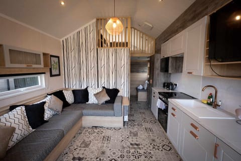 Inverness Lodge-Sleeps 4-Mezzanine Level-Parking House in Inverness