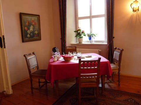 Dining area, Food