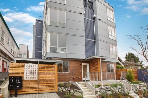 Rooftop Patio with Waterview, Private Garden & Grill 3BR 3BA- Modern Cityscape House in Seattle