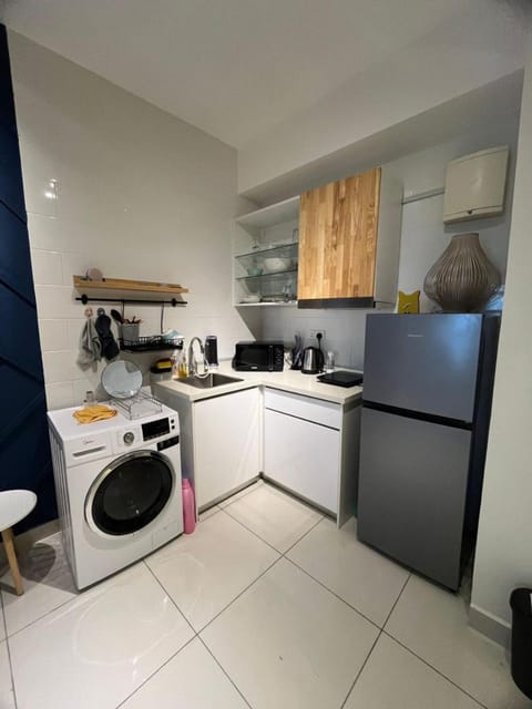 Kitchen or kitchenette, minibar, stove, toaster, washing machine, dryer