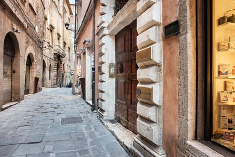 Facade/entrance, City view, Street view