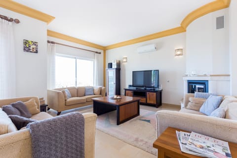 Communal lounge/ TV room, TV and multimedia, Living room