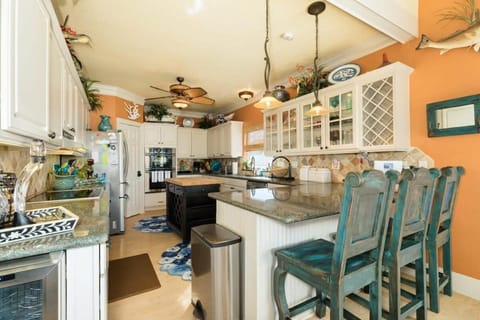 Waterfront Haven - Beautiful Bay Home with 2 Boat Slips and Great Fishing! House in Alvin