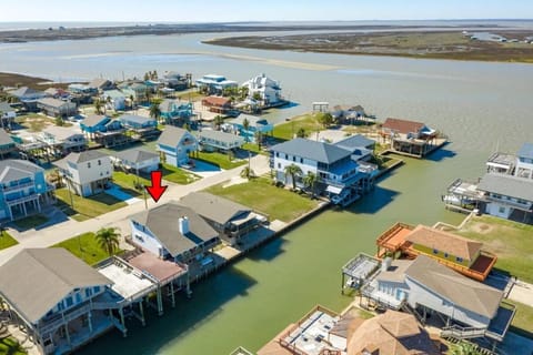 Waterfront Haven - Beautiful Bay Home with 2 Boat Slips and Great Fishing! House in Alvin