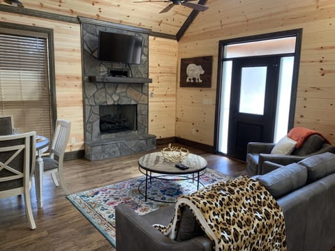 Standing Bear Studio with Hot Tub House in Broken Bow