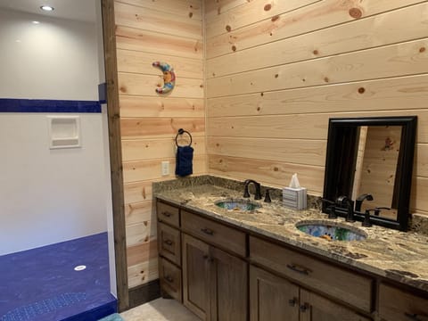 Standing Bear Studio with Hot Tub House in Broken Bow