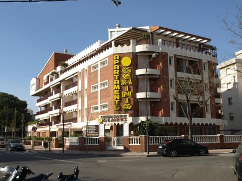 Facade/entrance, Bird's eye view