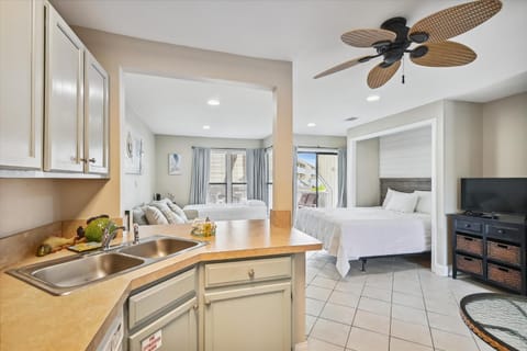 Studio with a queen size bed, twin bed and sofa sleeper - sleeps 5 condo Copropriété in Destin
