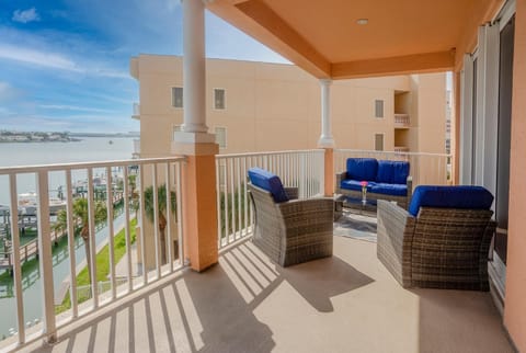 Beautiful waterfront 3 bedroom condo, located in the heart of Clearwater Beach Apartment in Clearwater Beach