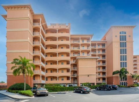 Beautiful waterfront 3 bedroom condo, located in the heart of Clearwater Beach Apartment in Clearwater Beach