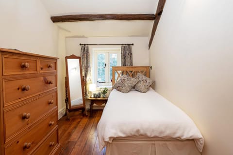 Ingleton - 2 Bed Cottage - Sleeps 4 - Pet Friendly House in Craven District