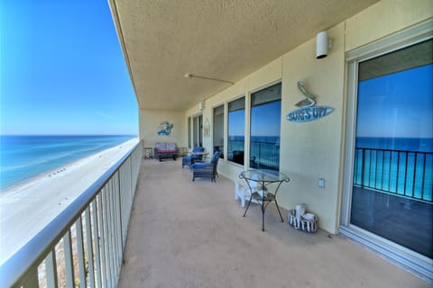 Cozy Oceanfront Condo with Beachside Pool - Unit 1602 Apartment in Upper Grand Lagoon