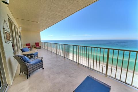 Cozy Oceanfront Condo with Beachside Pool - Unit 1602 Condo in Upper Grand Lagoon