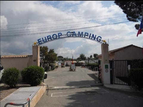 vacances familiales dans camping avec piscine Camping /
Complejo de autocaravanas in Roquebrune-sur-Argens