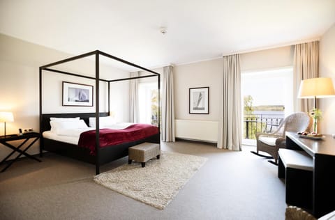 Bed, Photo of the whole room, Seating area, Bedroom, hair dresser