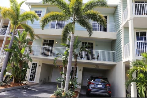 Beautiful New Luxury Townhome with Private Beach and Swimming Pools Casa in Ruskin