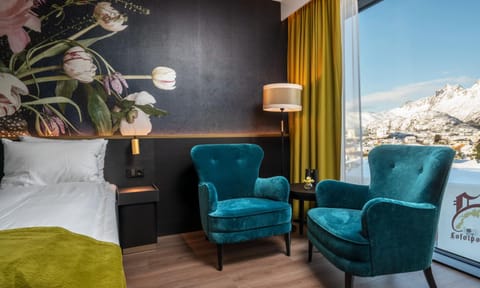 Bed, Seating area, Mountain view