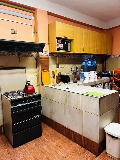 Coffee/tea facilities, Kitchen or kitchenette, dishwasher, stove, toaster