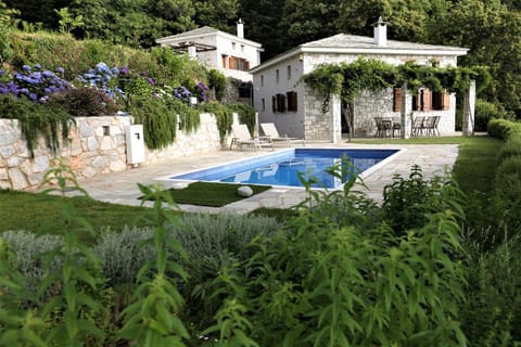 Property building, Garden, Swimming pool