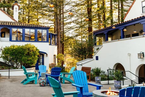 Property building, Day, Balcony/Terrace, Seating area