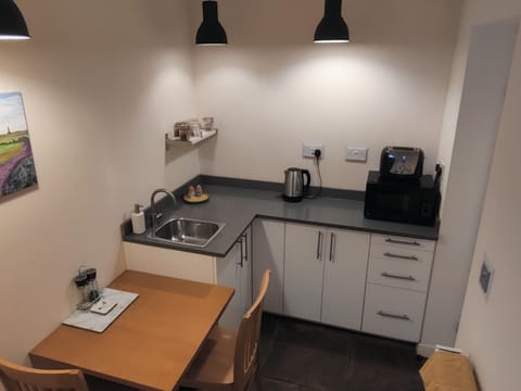 Coffee/tea facilities, Kitchen or kitchenette, Dining area