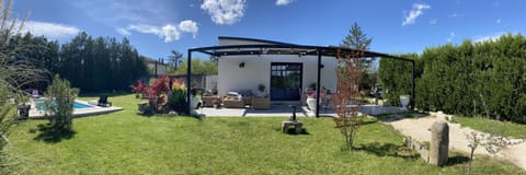 Le Galinié Chic'Art. Un bel Atelier avec Piscine House in Carpentras