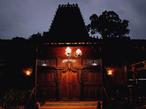 Cokro Hinggil - Traditional View Bed and Breakfast in Special Region of Yogyakarta