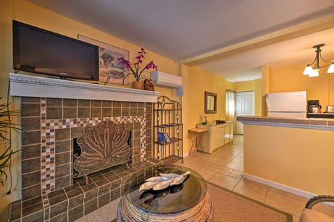 Lido Key Hideout with Patio and Yard and Walk to Beach! Condominio in Lido Key