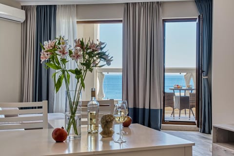 Seating area, Dining area, Sea view