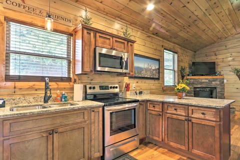 Rustic Pigeon Forge Cabin with Hot Tub Near Town! House in Pigeon Forge