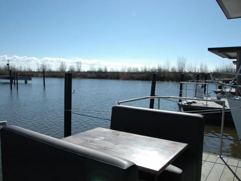 Beautiful Houseboat in the harbour of Volendam near Centre Bateau amarré in Volendam