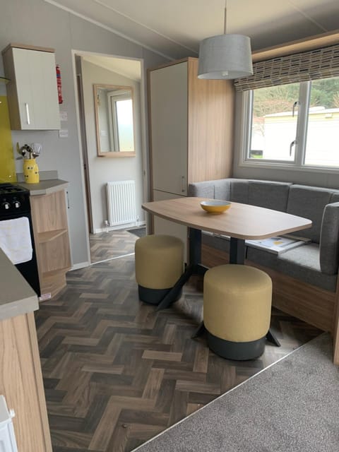 Seating area, Dining area