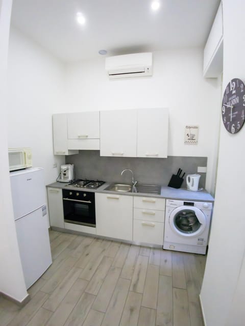 Kitchen or kitchenette, minibar, stove, washing machine