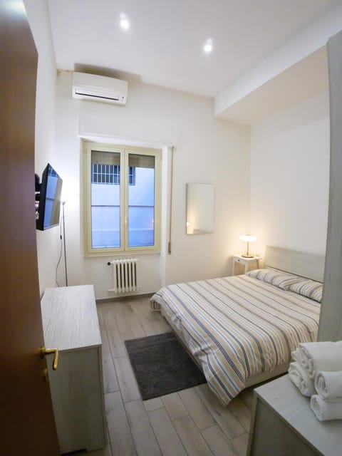 Bed, Photo of the whole room, Bedroom, internet, air conditioner