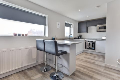 Newly Renovated 3 Bed Apartment with Parking by Ark SA Condominio in Sheffield