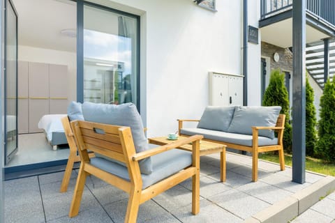 Property building, Day, Balcony/Terrace, Seating area