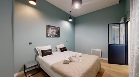 Bed, Bedroom, towels