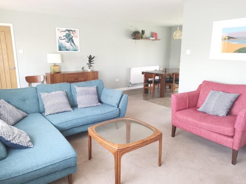 Seaside bungalow 5 mins walk to beach and town House in Bude