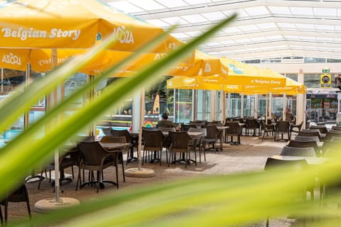 Property building, Restaurant/places to eat, Balcony/Terrace