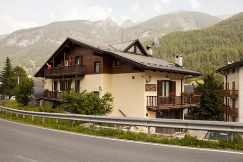 Summer, Decorative detail