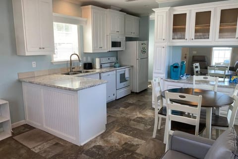 Kitchen or kitchenette, Dining area, minibar, pet friendly, stove, toaster