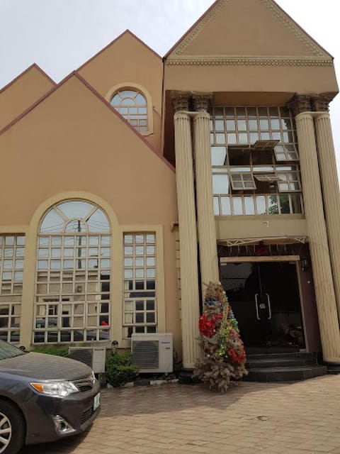 Room in Lodge - Ambience Hotel and Suites-magodo, Bed and Breakfast in Lagos